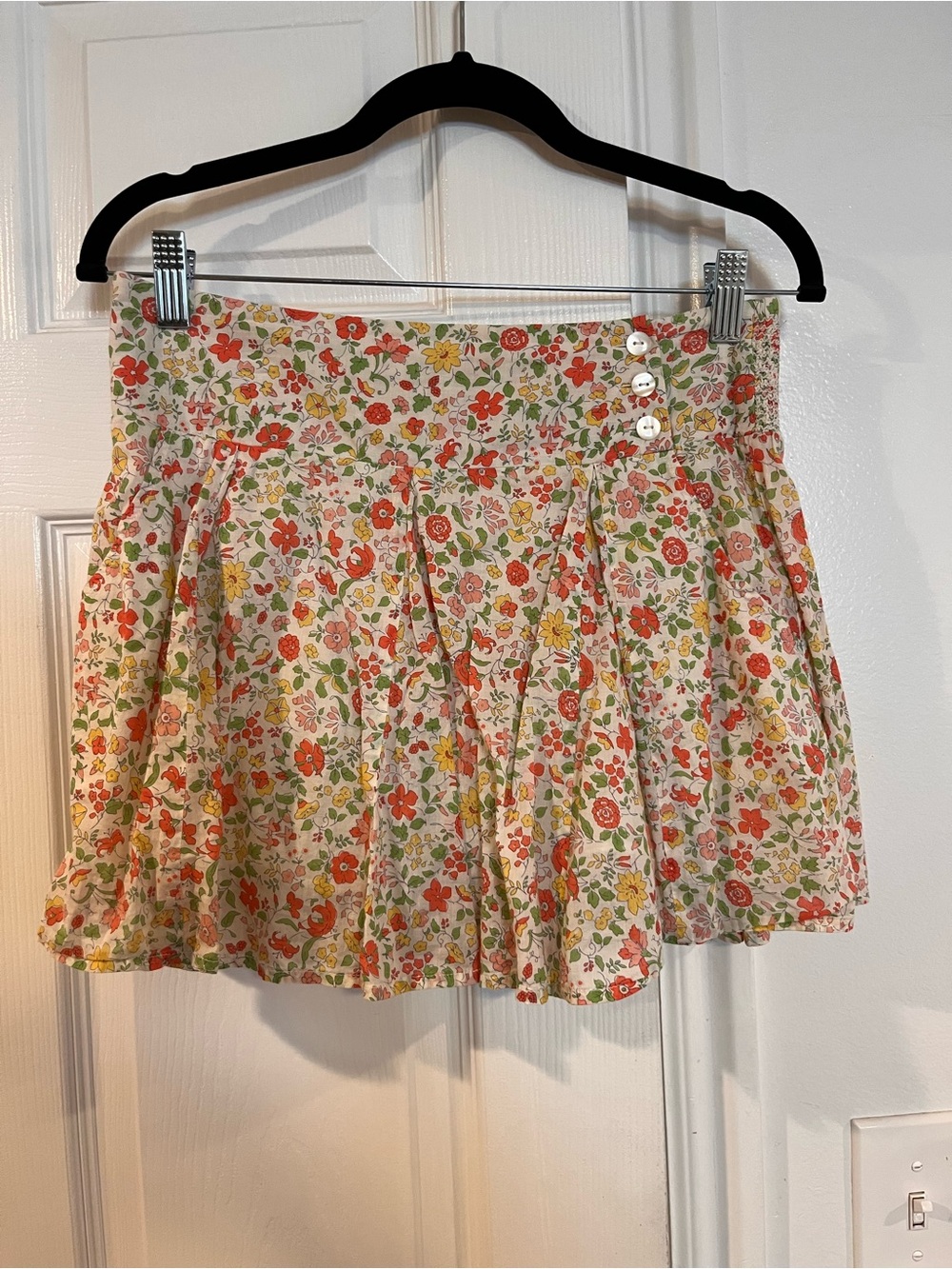 Vintage American Eagle Floral Pleated Mini Skirt in Cream and Coral